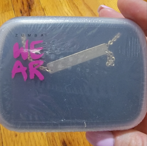 Zumb Fitness Crew Necklace Gold - Picture 3 of 3